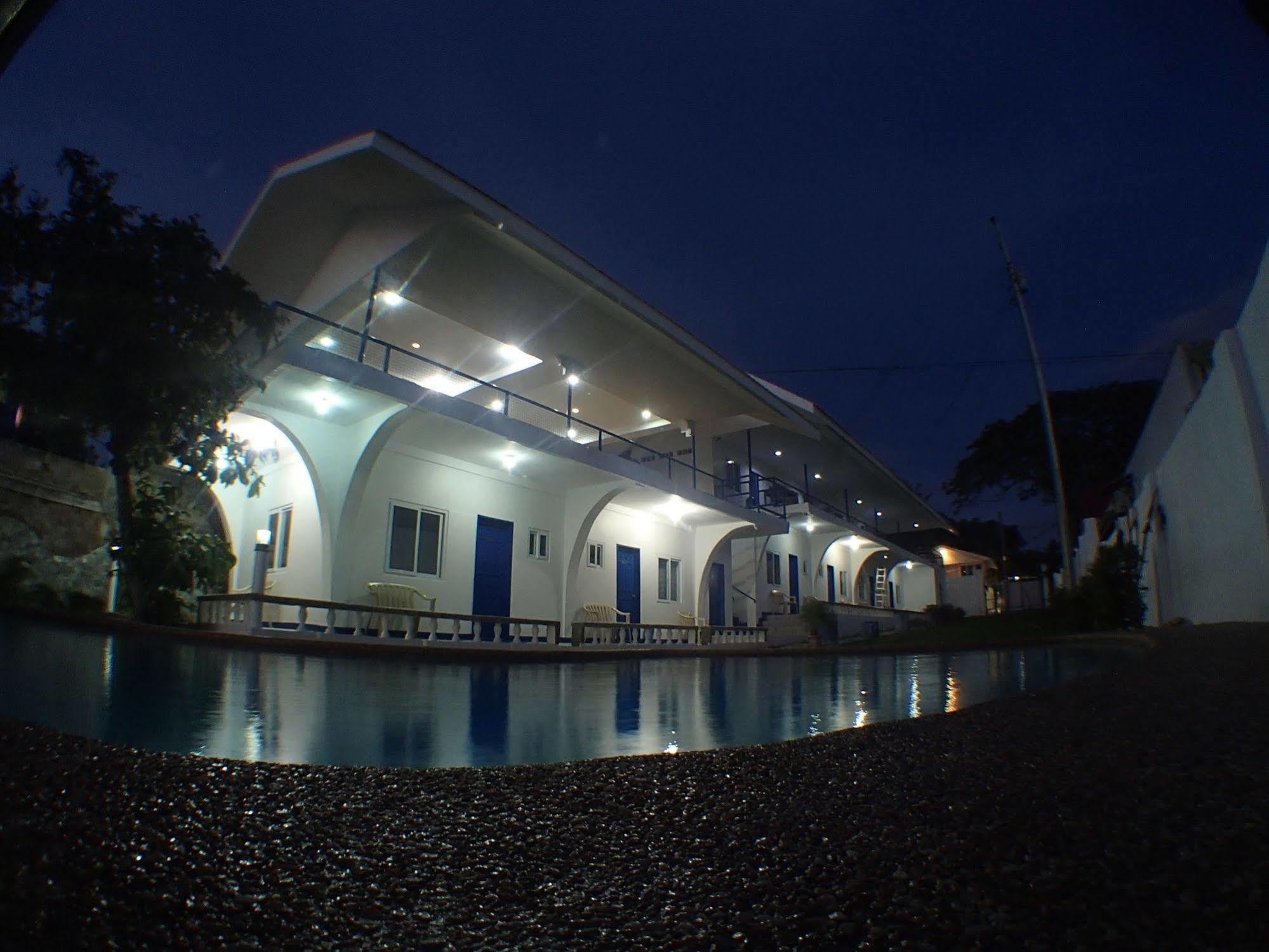 Pescadores Suites Moalboal Exterior foto